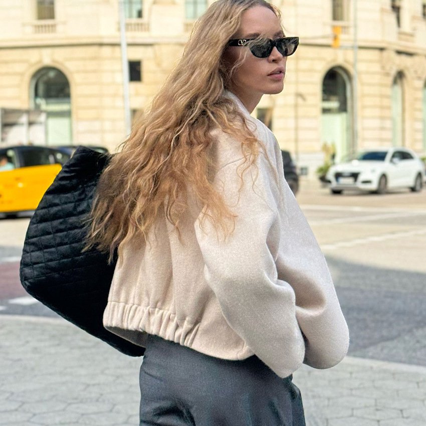 beige woolen coat with xiaoxiangfeng design. loose short jacket. fashionable. beige woolen coat with xiaoxiangfeng design. loose short jacket. fashionable.