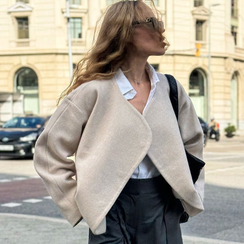 beige woolen coat with xiaoxiangfeng design. loose short jacket. fashionable. beige woolen coat with xiaoxiangfeng design. loose short jacket. fashionable.