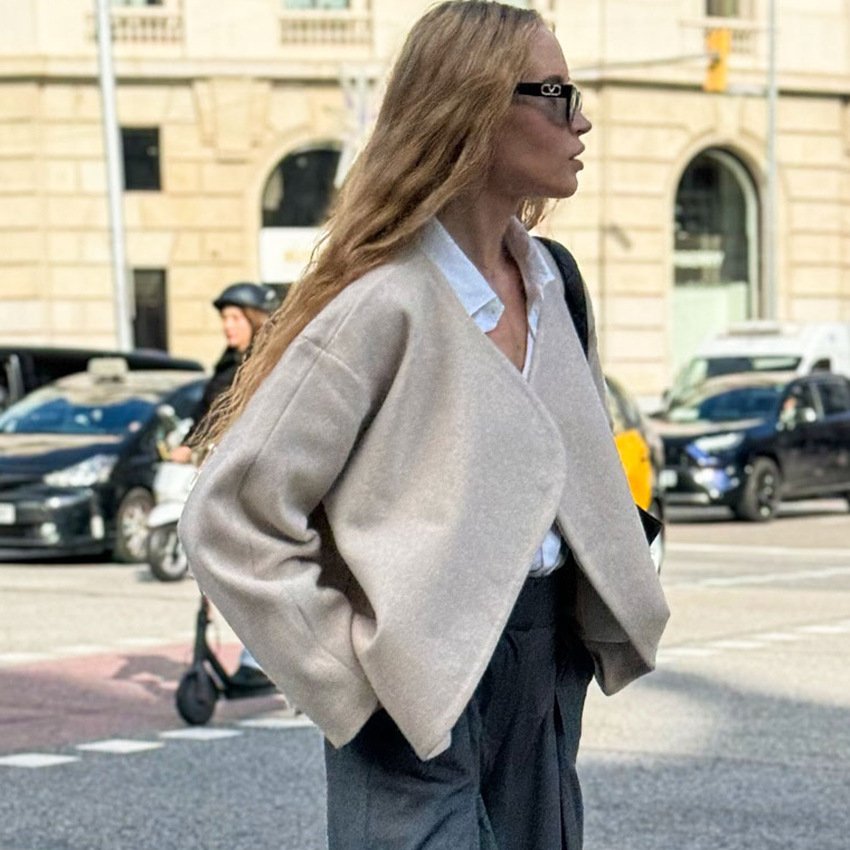 beige woolen coat with xiaoxiangfeng design. loose short jacket. fashionable. beige woolen coat with xiaoxiangfeng design. loose short jacket. fashionable.