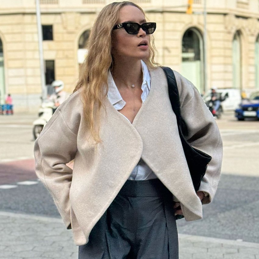 beige woolen coat with xiaoxiangfeng design. loose short jacket. fashionable. beige woolen coat with xiaoxiangfeng design. loose short jacket. fashionable.