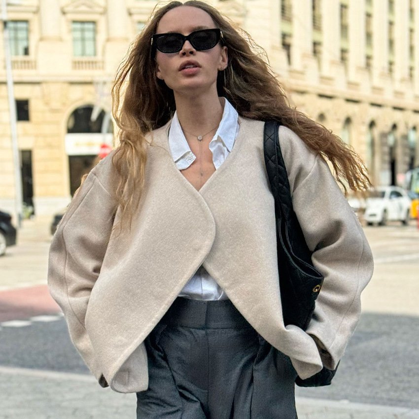 beige woolen coat with xiaoxiangfeng design. loose short jacket. fashionable. beige woolen coat with xiaoxiangfeng design. loose short jacket. fashionable.